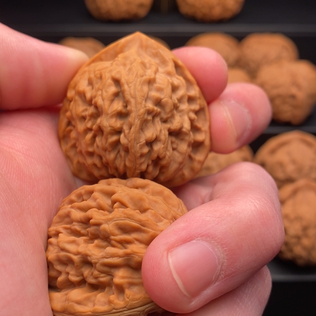 文玩核桃把件挥****矛岳尊