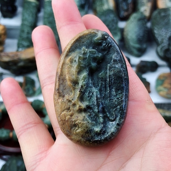 未镶嵌岫岩河磨玉（透闪石质玉）挂件