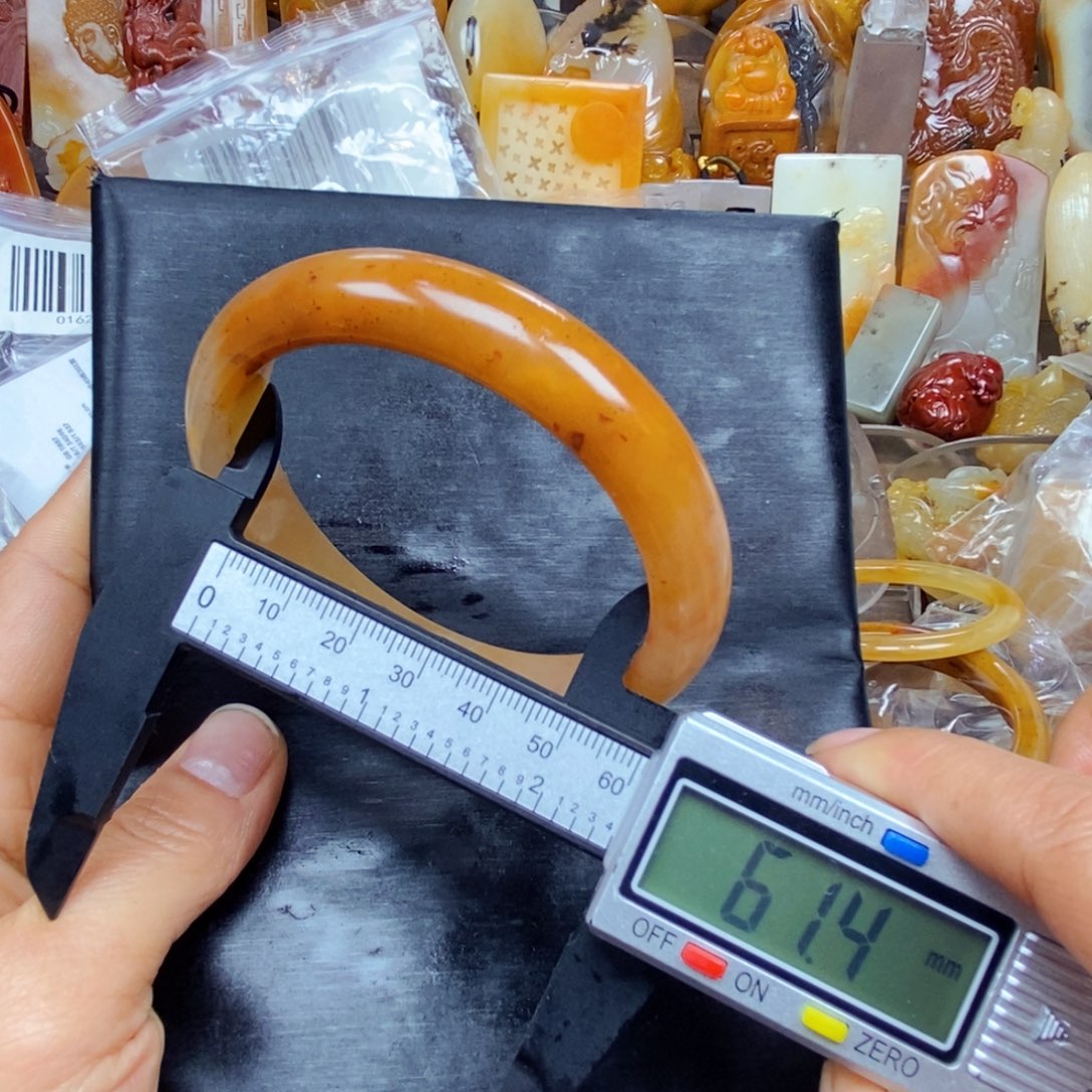 石英质玉（黄龙玉）颈饰未镶嵌