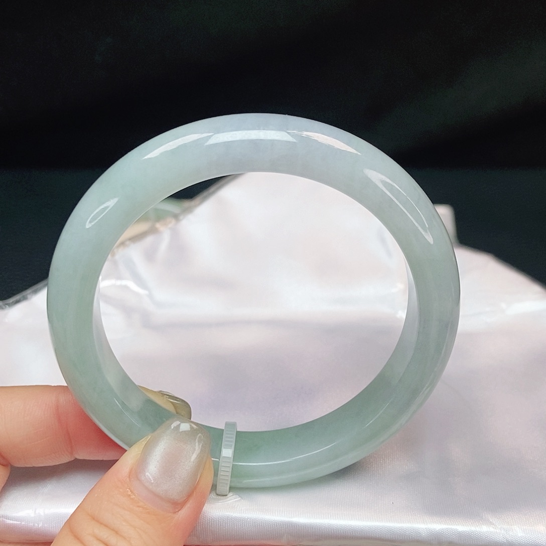 翡翠手镯未镶嵌渐变色正圈