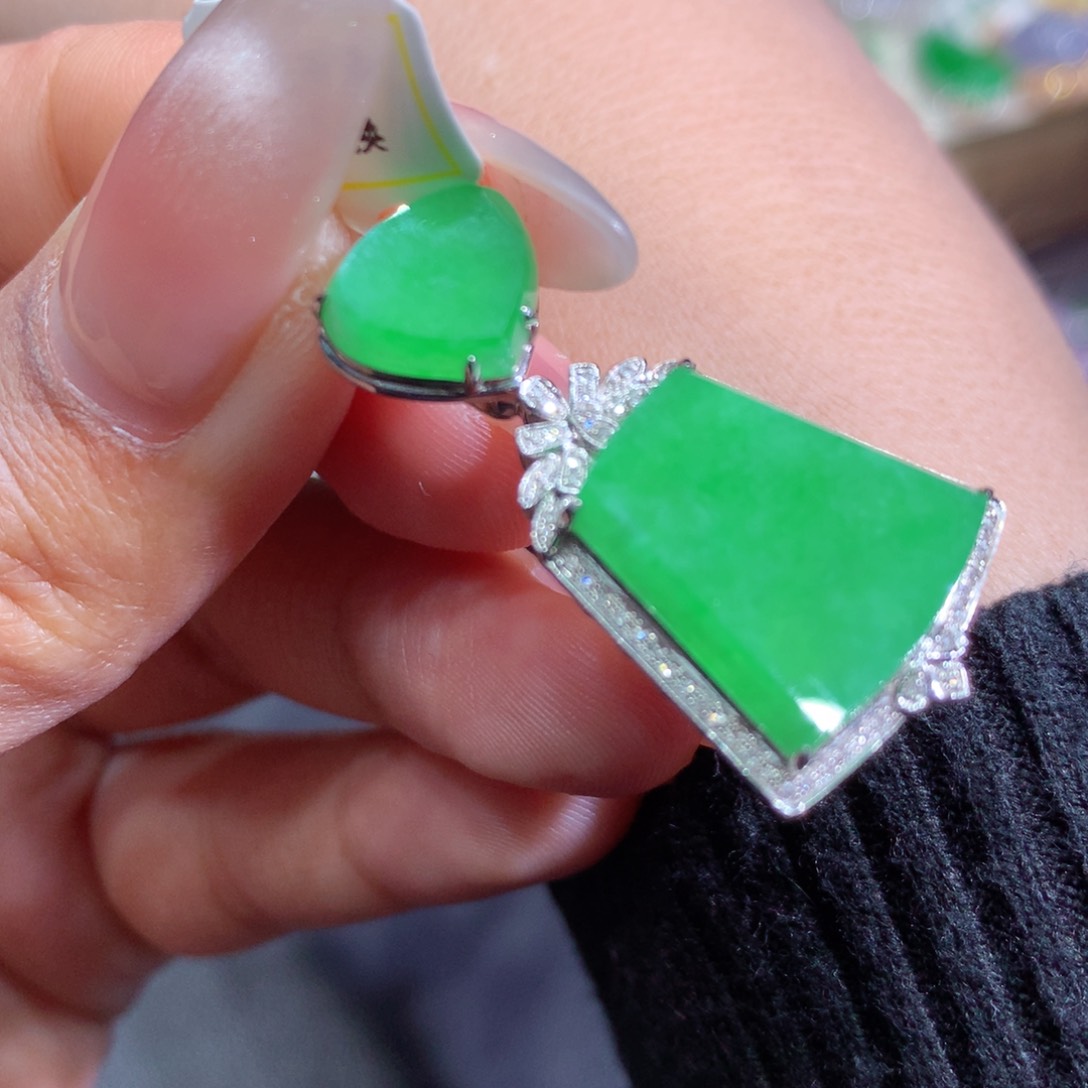 翡翠吊坠(赠链)18K金镶嵌