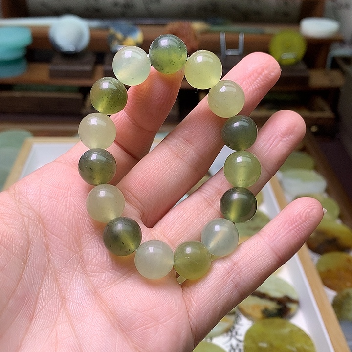 未镶嵌蛇纹石玉颈饰