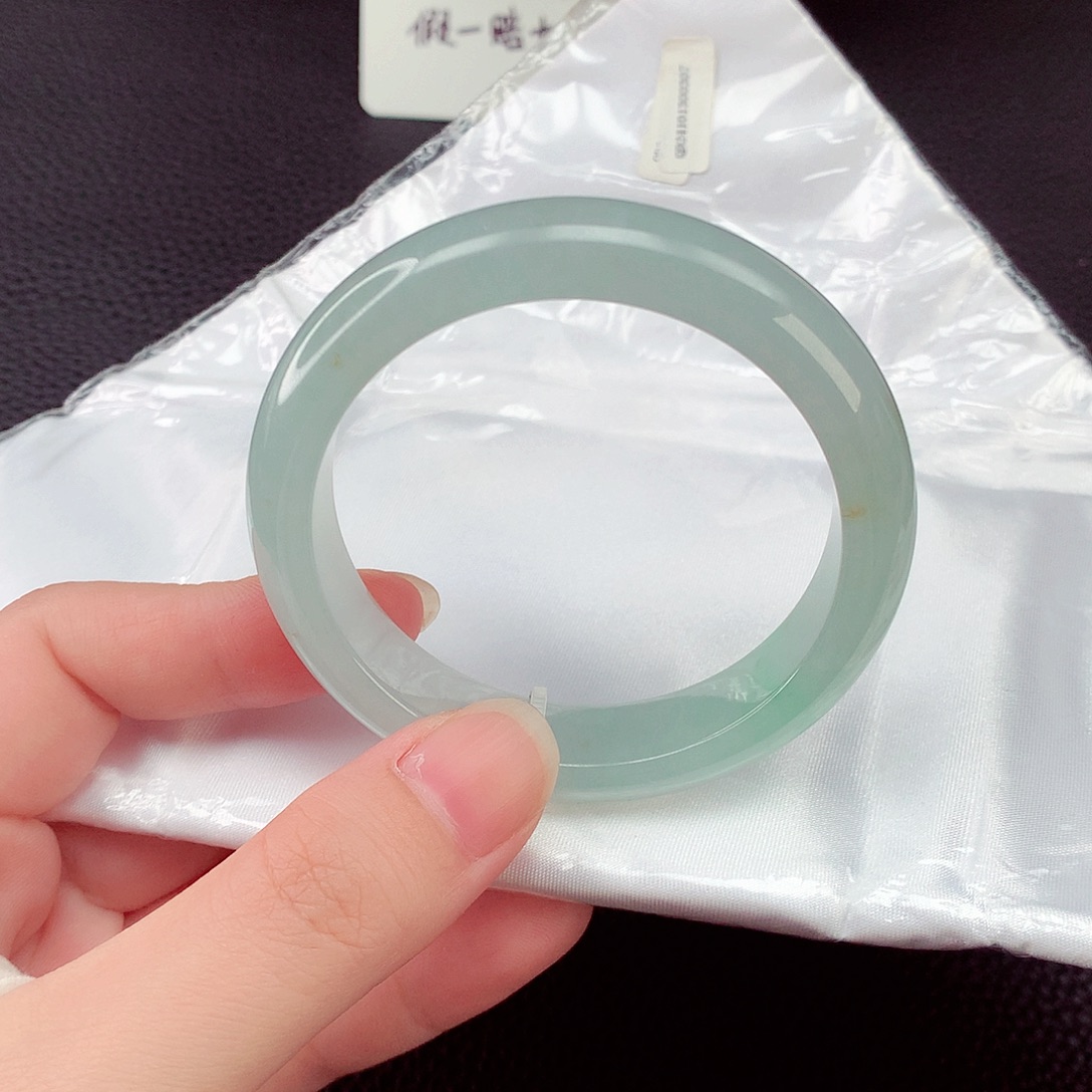 翡翠手镯未镶嵌翡翠