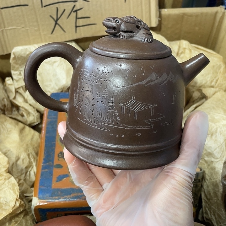 茶壶紫砂矿泥料，纯手工制作的一把紫砂壶。
