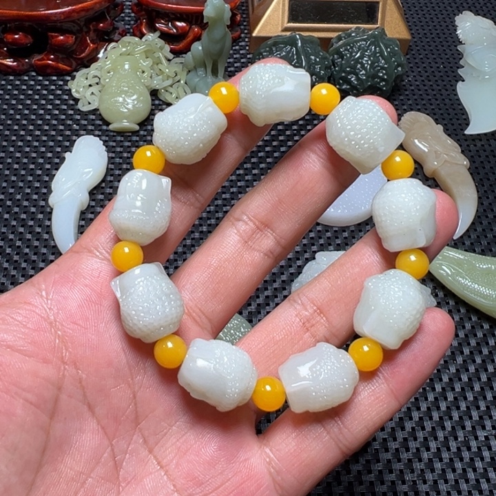 一***眸未镶嵌和田玉挂件