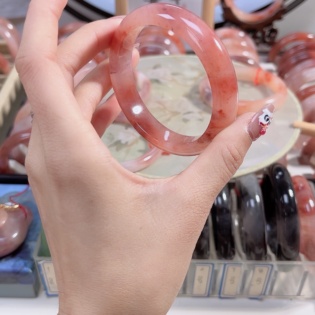 石英质玉手镯未镶嵌?