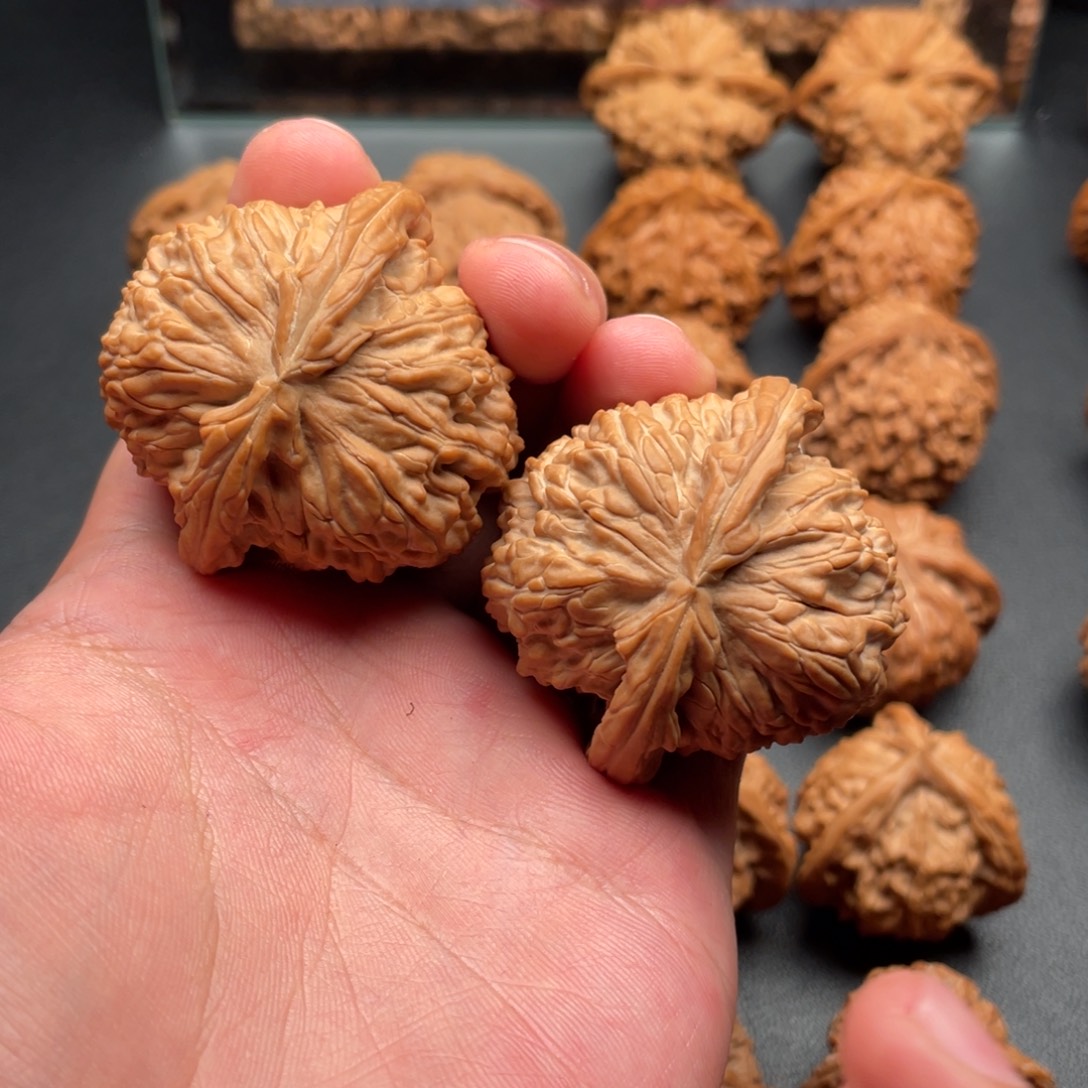 文玩核桃吊坠白狮子46