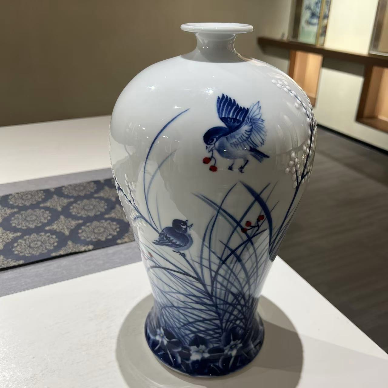 景德镇陶瓷青花花鸟梅瓶