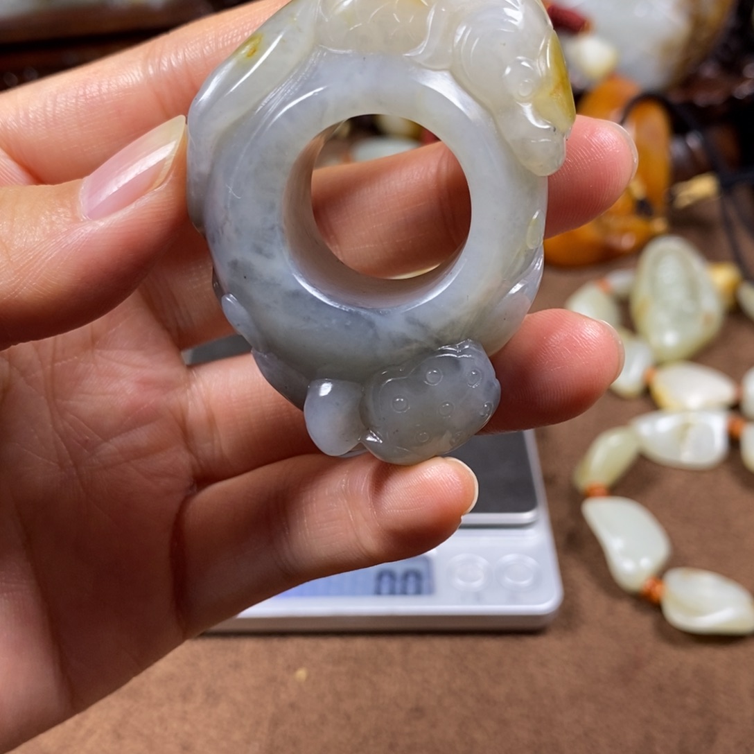 和田玉未镶嵌把件