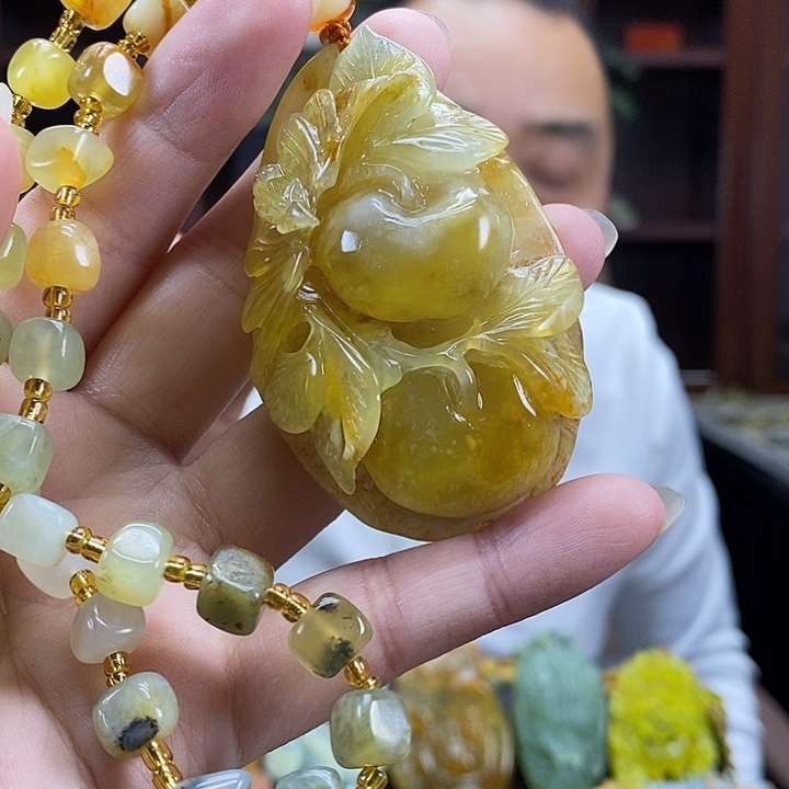 蛇纹石玉未镶嵌颈饰
