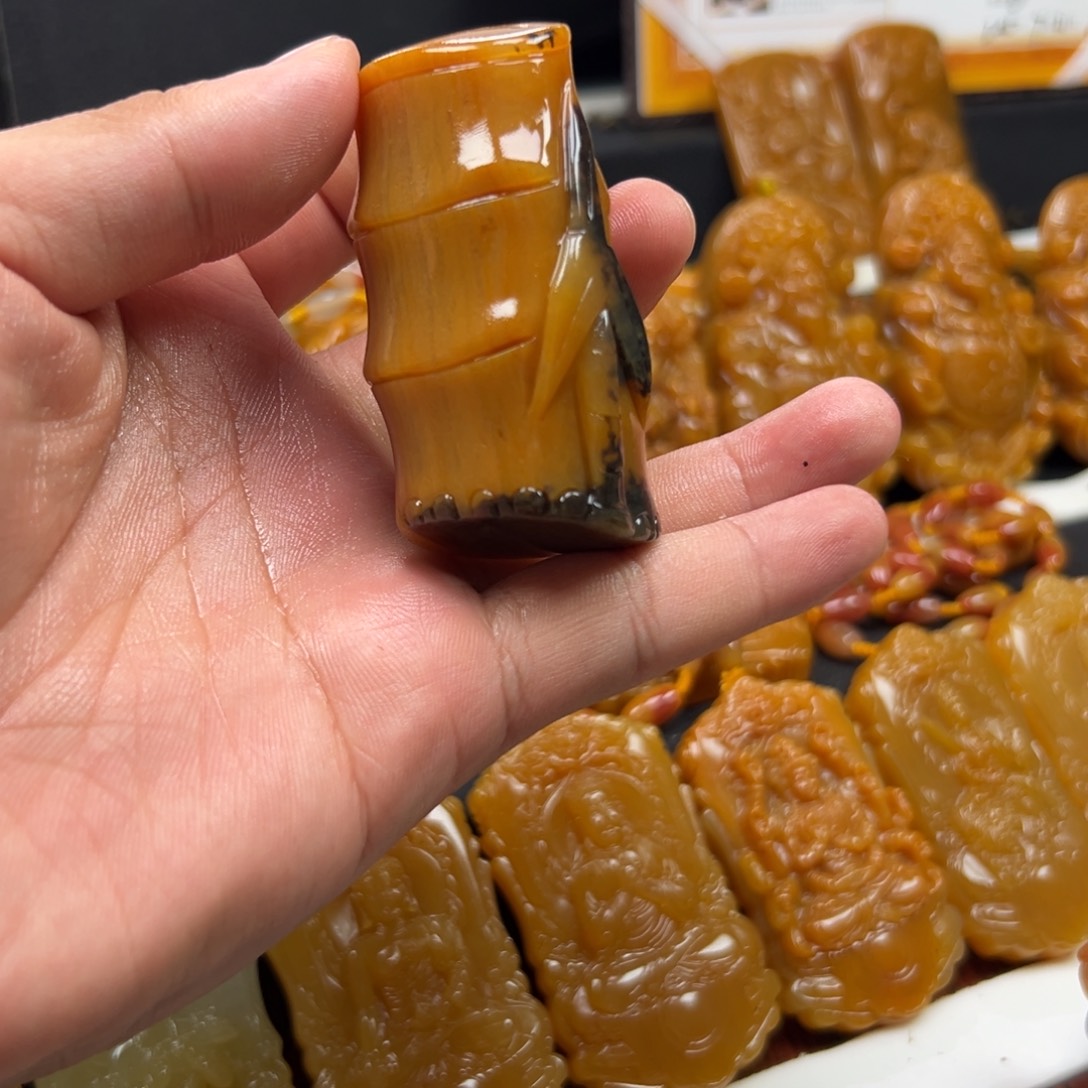未镶嵌石英质玉（黄龙玉）多样性发货，发其一
