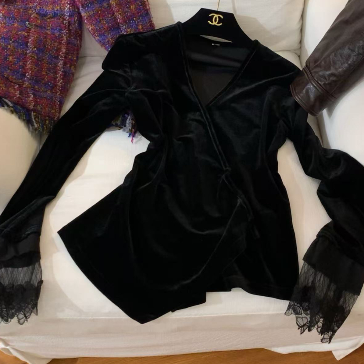 “好细腻的小v领丝绒”蕾丝侧扣不规则长袖小衫～