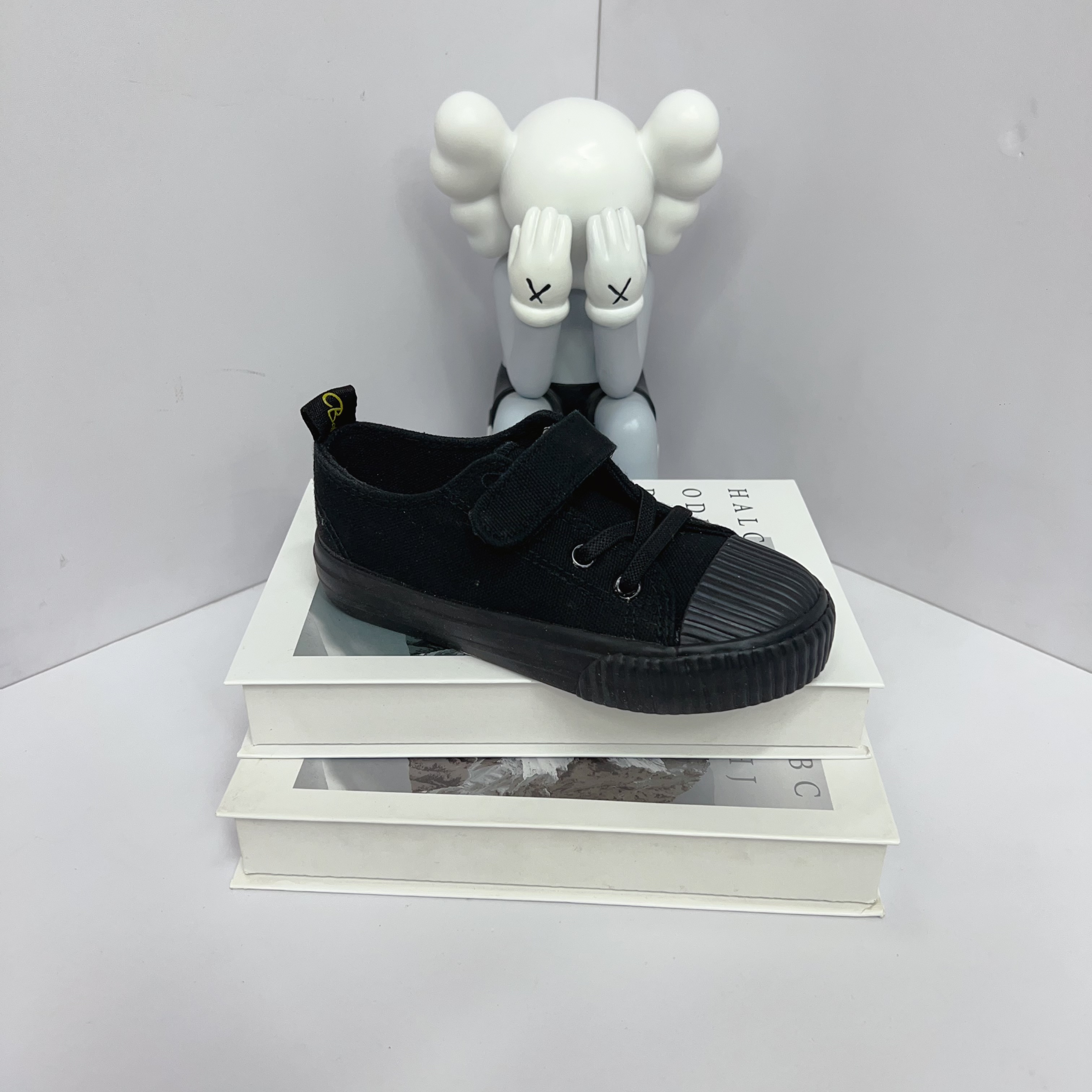 8061芭芭鸭儿童纯色帆布鞋经典休闲风魔术贴潮鞋潮流春秋女黑色