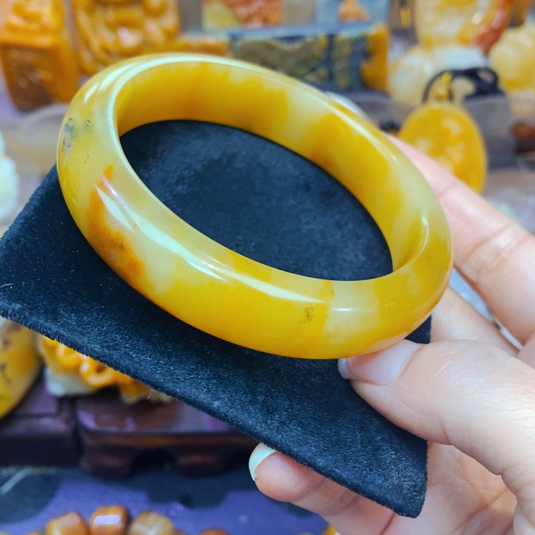 未镶嵌石英质玉（黄龙玉）颈饰