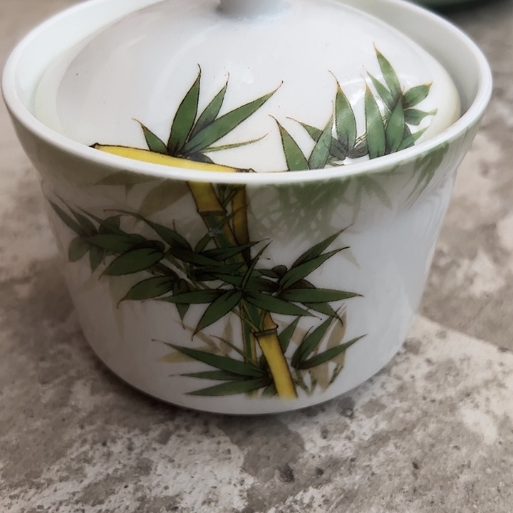 1陶瓷炖盅一个陶瓷