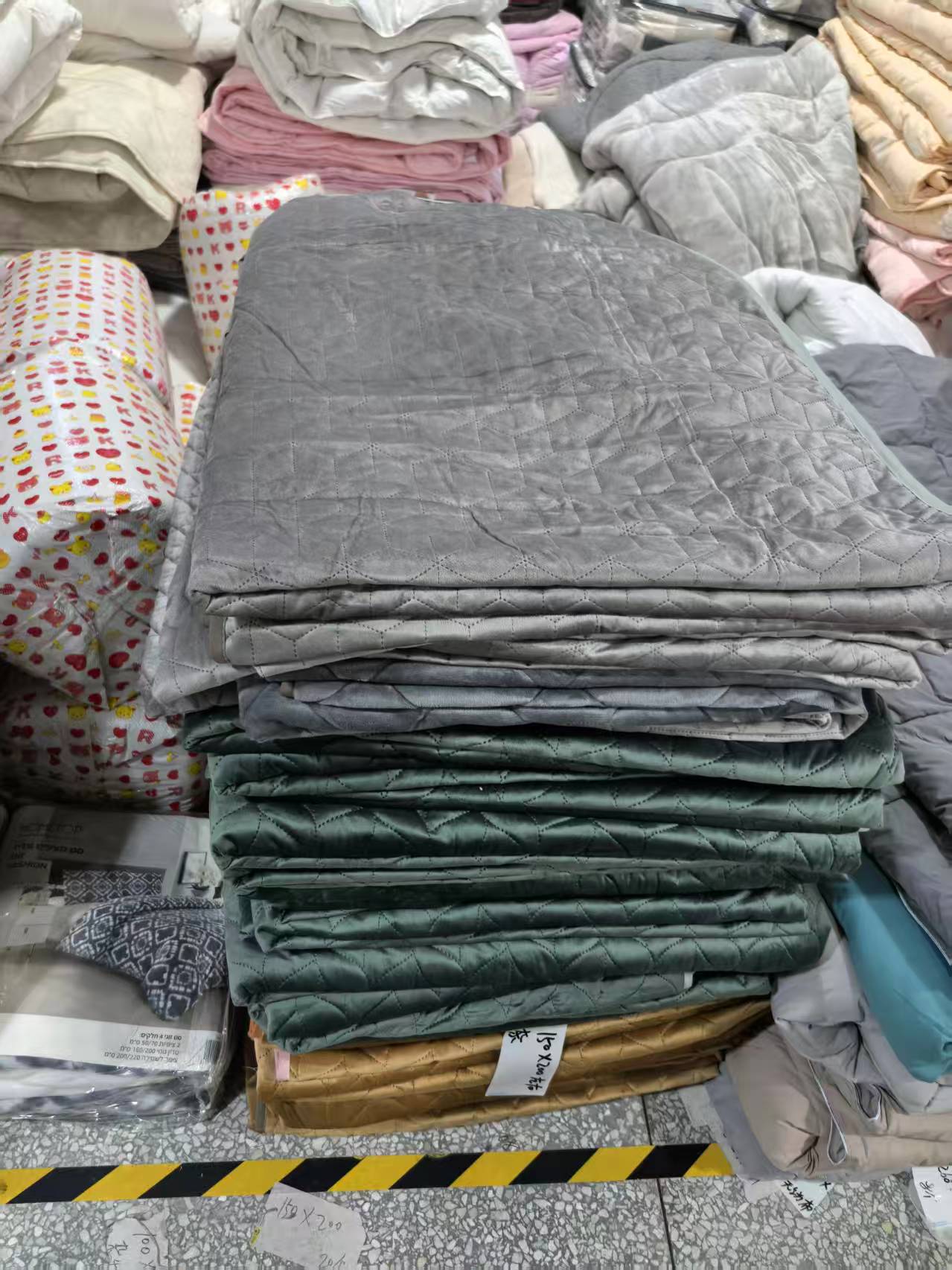 《厚广家》3楼150×200杂款天鹅绒床盖 发1张，不挑色3斤