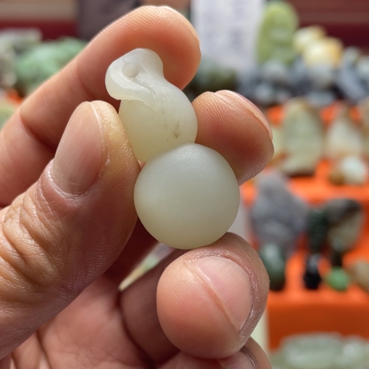 李***蝶和田玉未镶嵌挂件