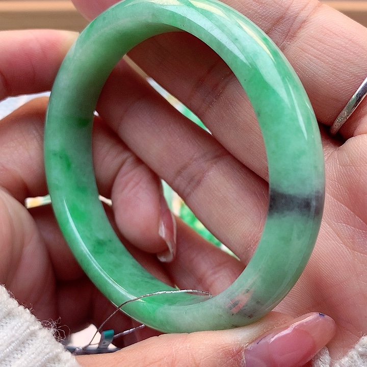 翡翠手镯未镶嵌翡翠