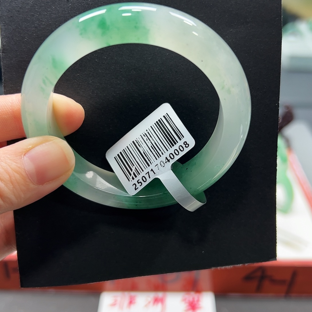 小***乔石英质玉（非洲翠）未镶嵌手镯