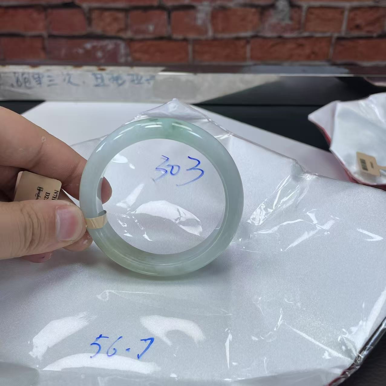 毛货手镯需精细抛光/303