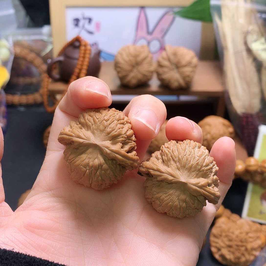 文玩核桃吊坠红豆36