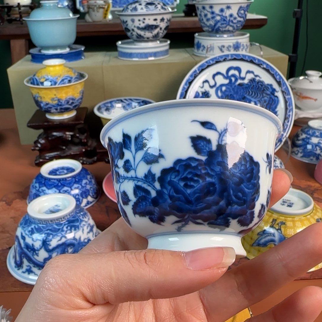 杯望月怀古青花玫瑰花。