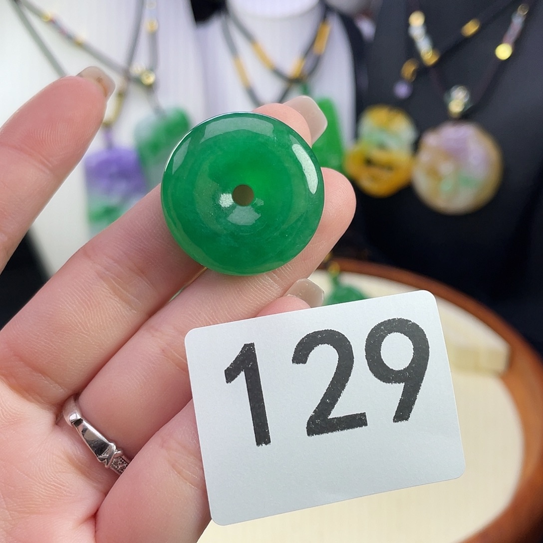 翡翠未镶嵌吊坠(赠链)