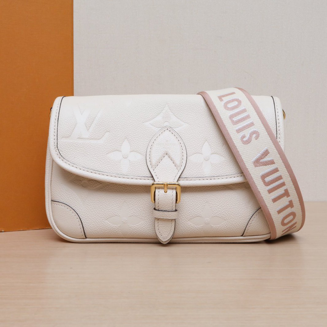 99新 LouisVuitton/路易威登 【娇Diane法棍斜跨包芯片P225786917