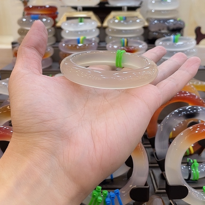 ℒ****玛瑙/玉髓未镶嵌手镯