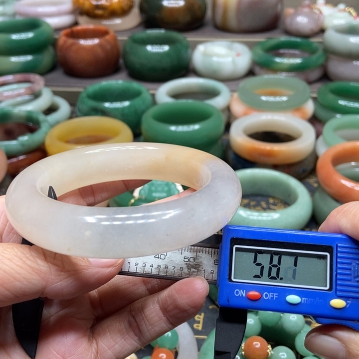 石英质玉手镯未镶嵌