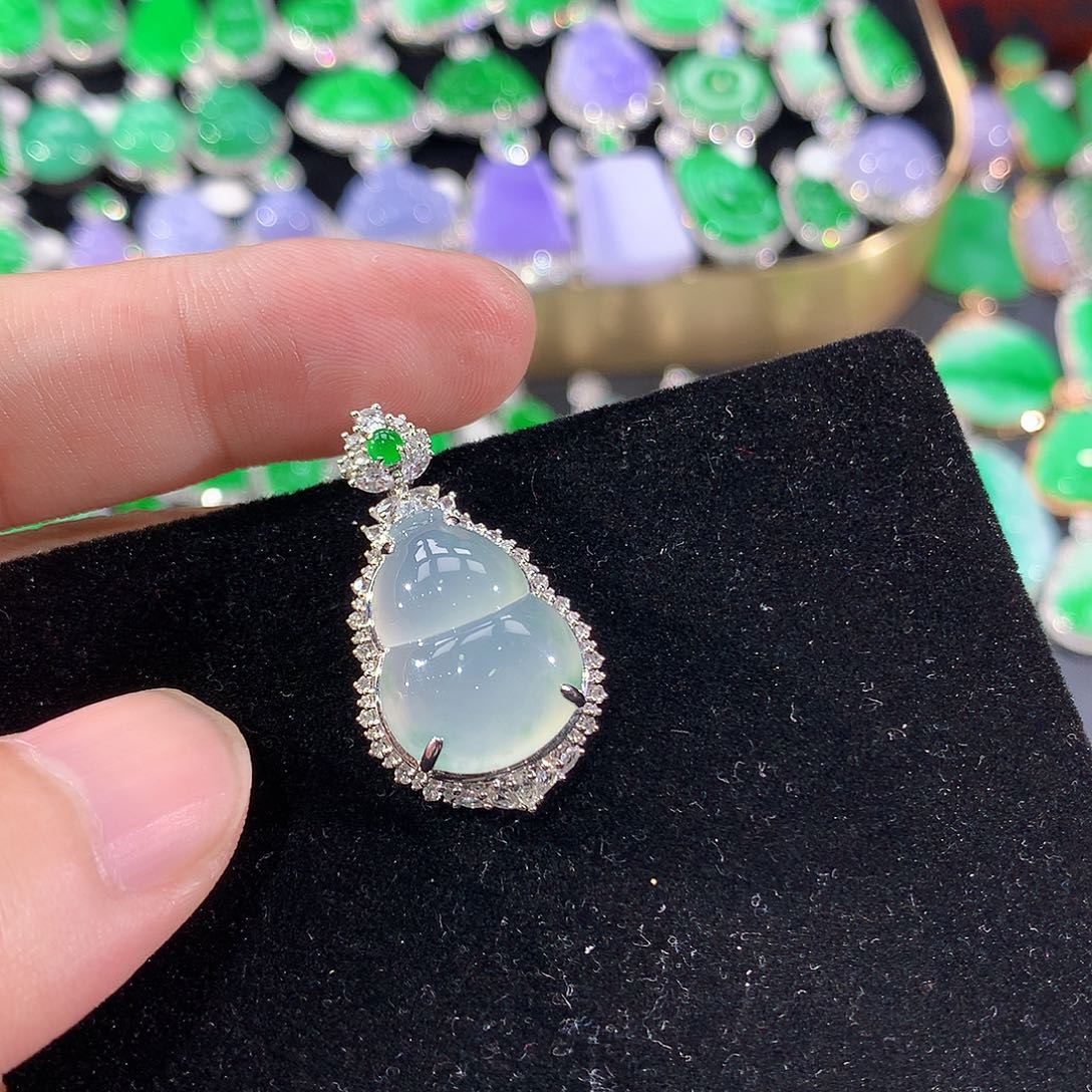 翡翠18K金镶嵌颈饰