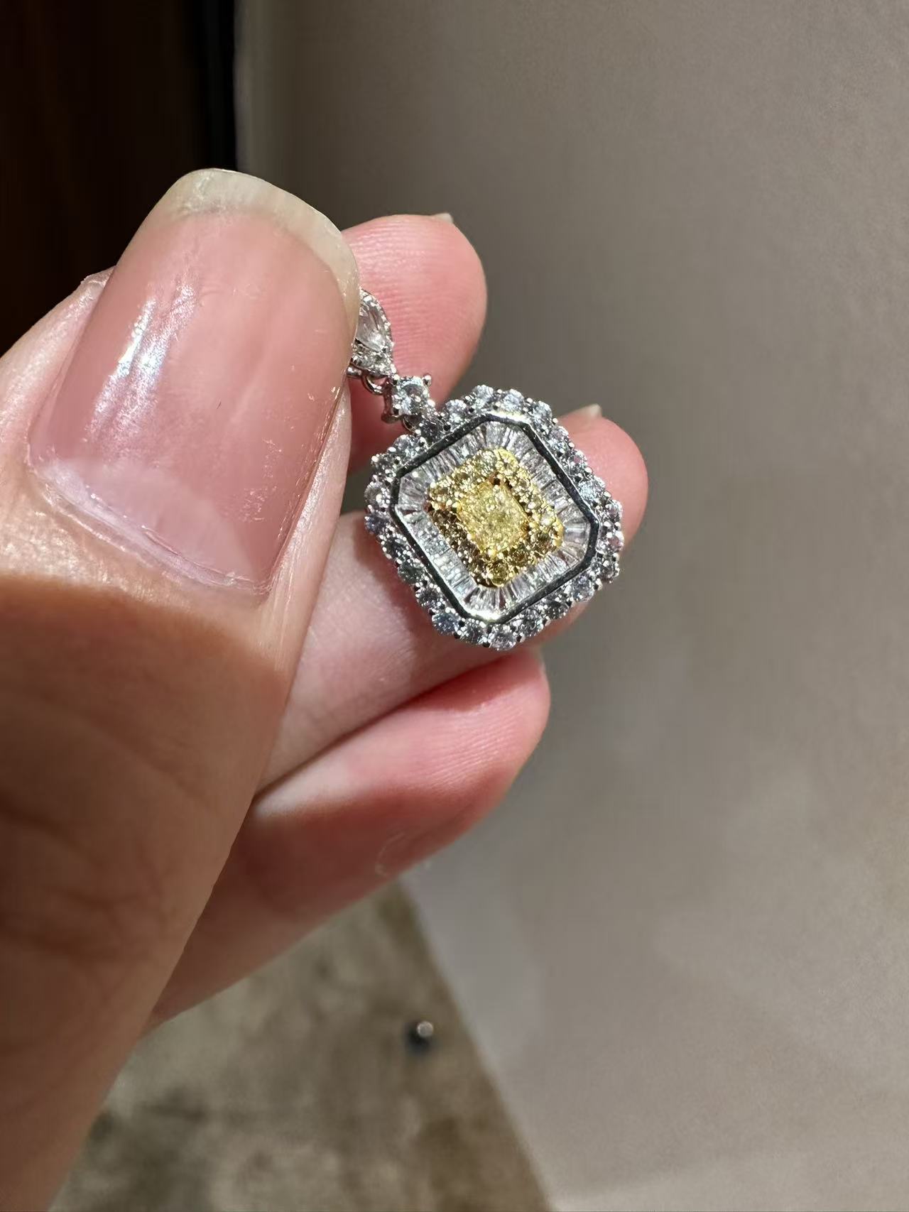 【QM珠宝】 01812 时尚 梯方黄钻方牌吊坠 ZSDZ（不含链）孤1