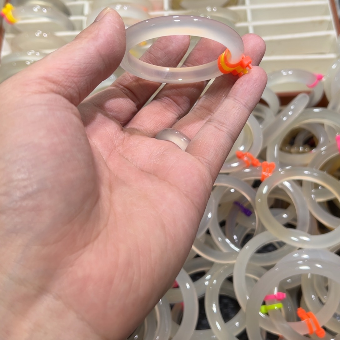 玛瑙/玉髓未镶嵌手镯49圈有包容30