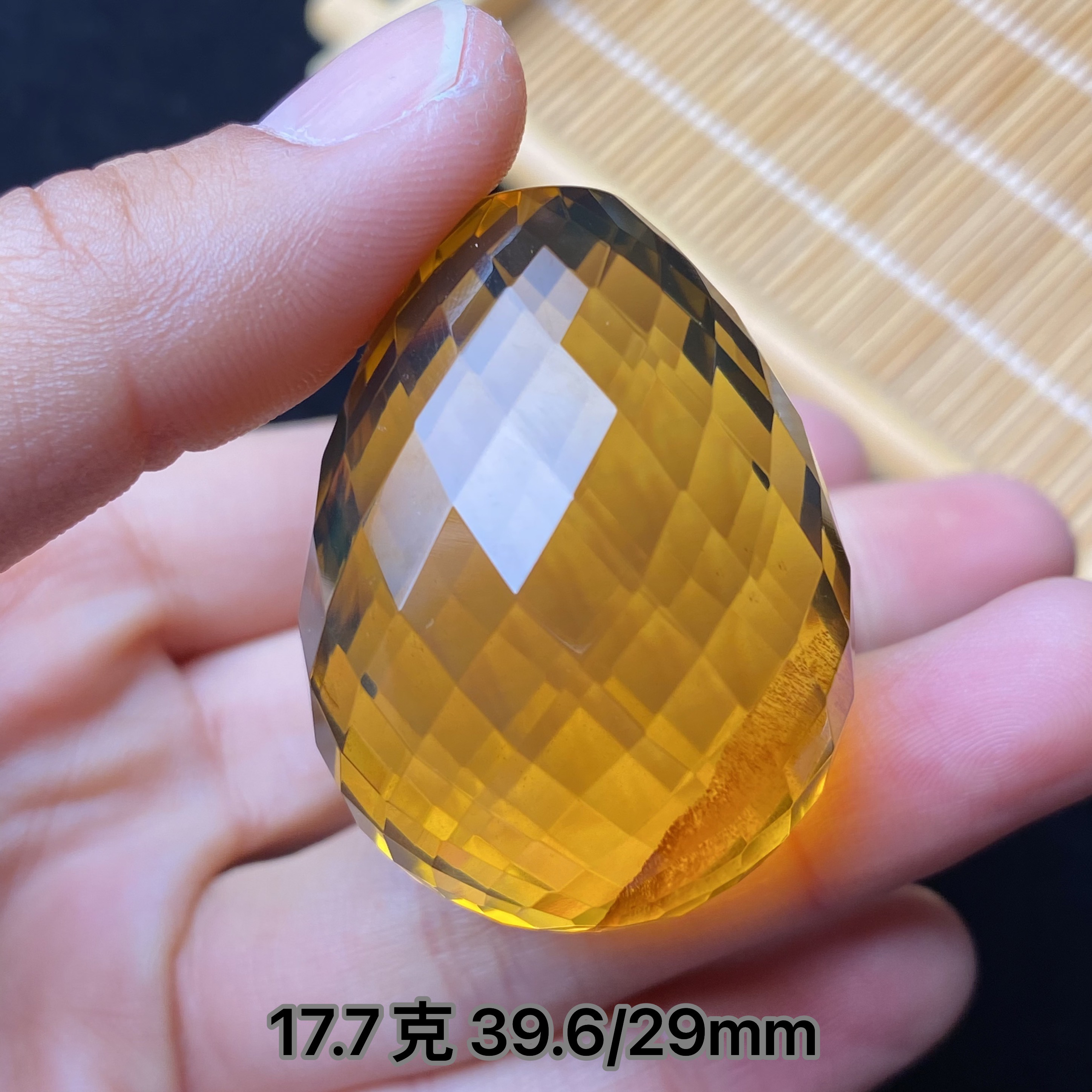 【小伊琥珀】17.7克金珀飘红蜜鸡蛋型钻切工艺吊坠