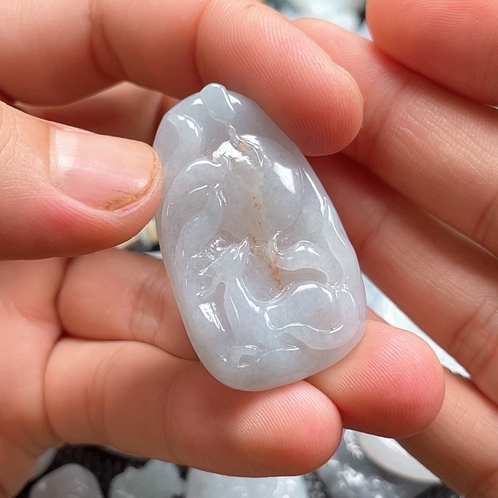颈饰未镶嵌翡翠小****?翡翠