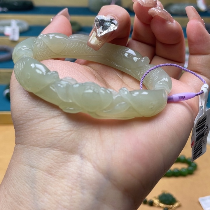 和田玉手镯57圈口。编号10未镶嵌