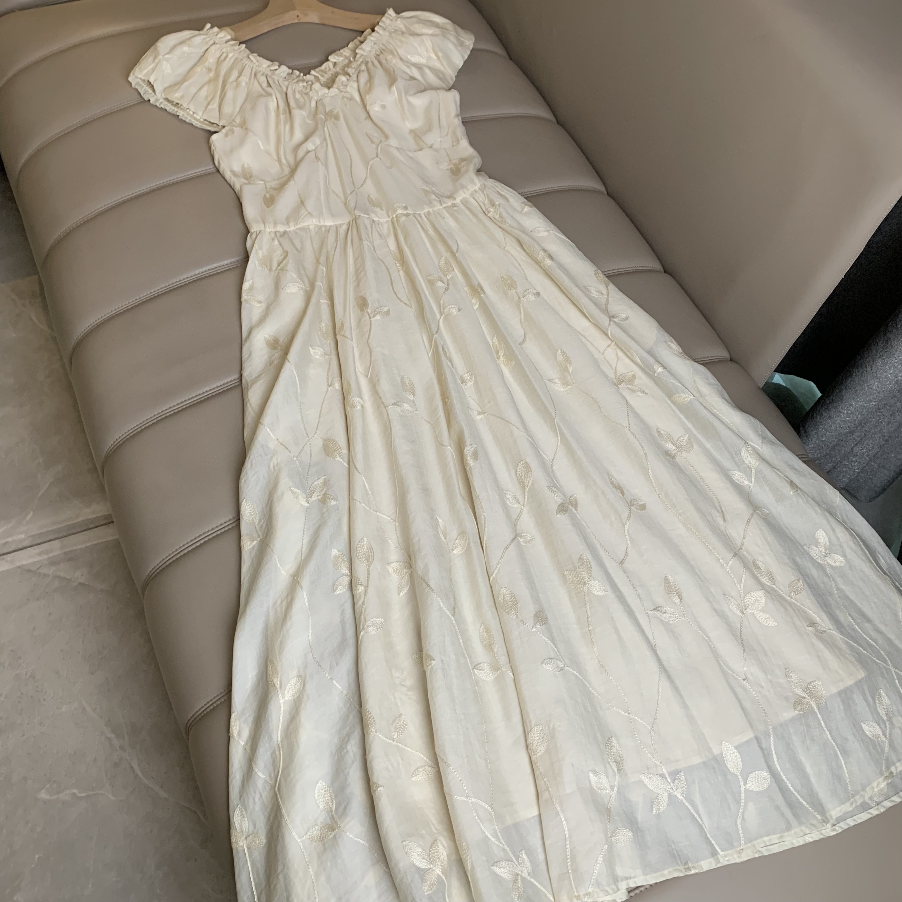 【左萌】法式套头甜美刺绣连衣裙碎花V领连衣裙