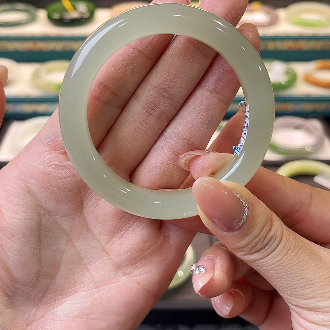 和田玉未镶嵌手镯