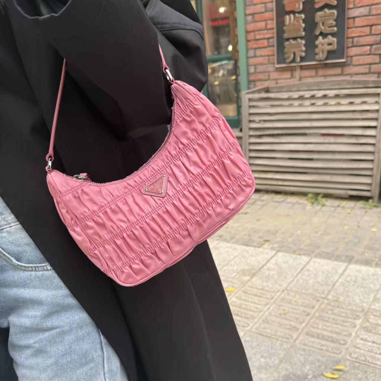 95新 Prada/普拉达 普拉达 桃粉色褶皱hobo单肩腋下包