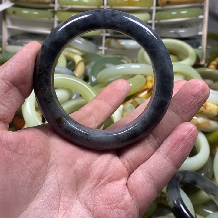 蛇纹石玉手镯未镶嵌