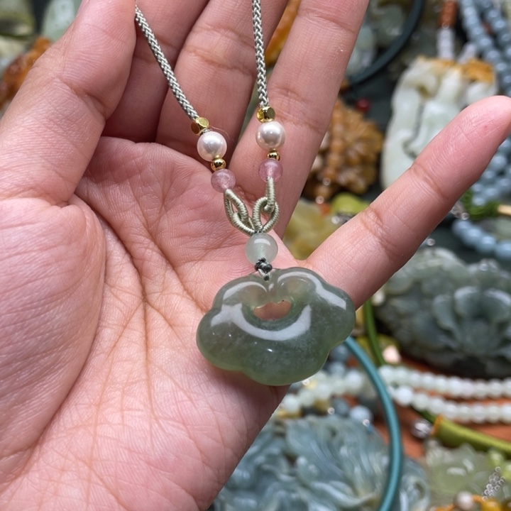 蛇纹石玉吊坠合金