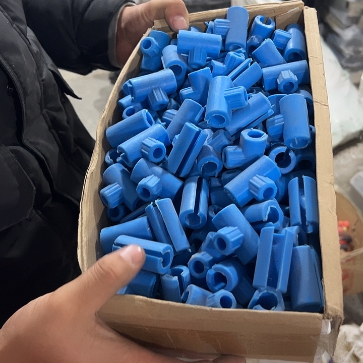 如图所示一盒配件