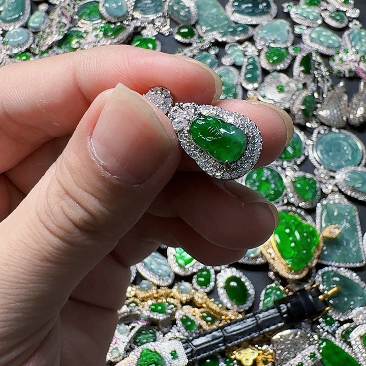 翡翠颈饰未镶嵌天然A货翡翠放漏