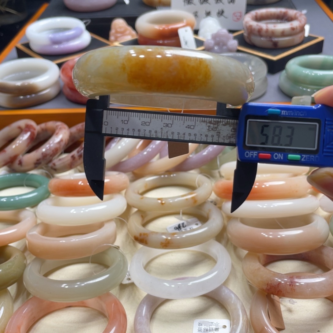 未镶嵌手镯石英岩玉