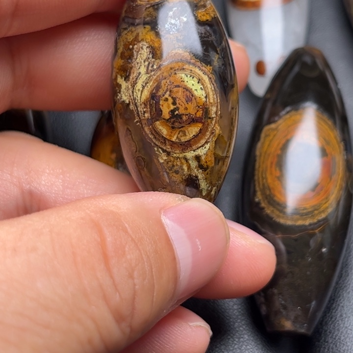 剑***首石英质玉未镶嵌颈饰