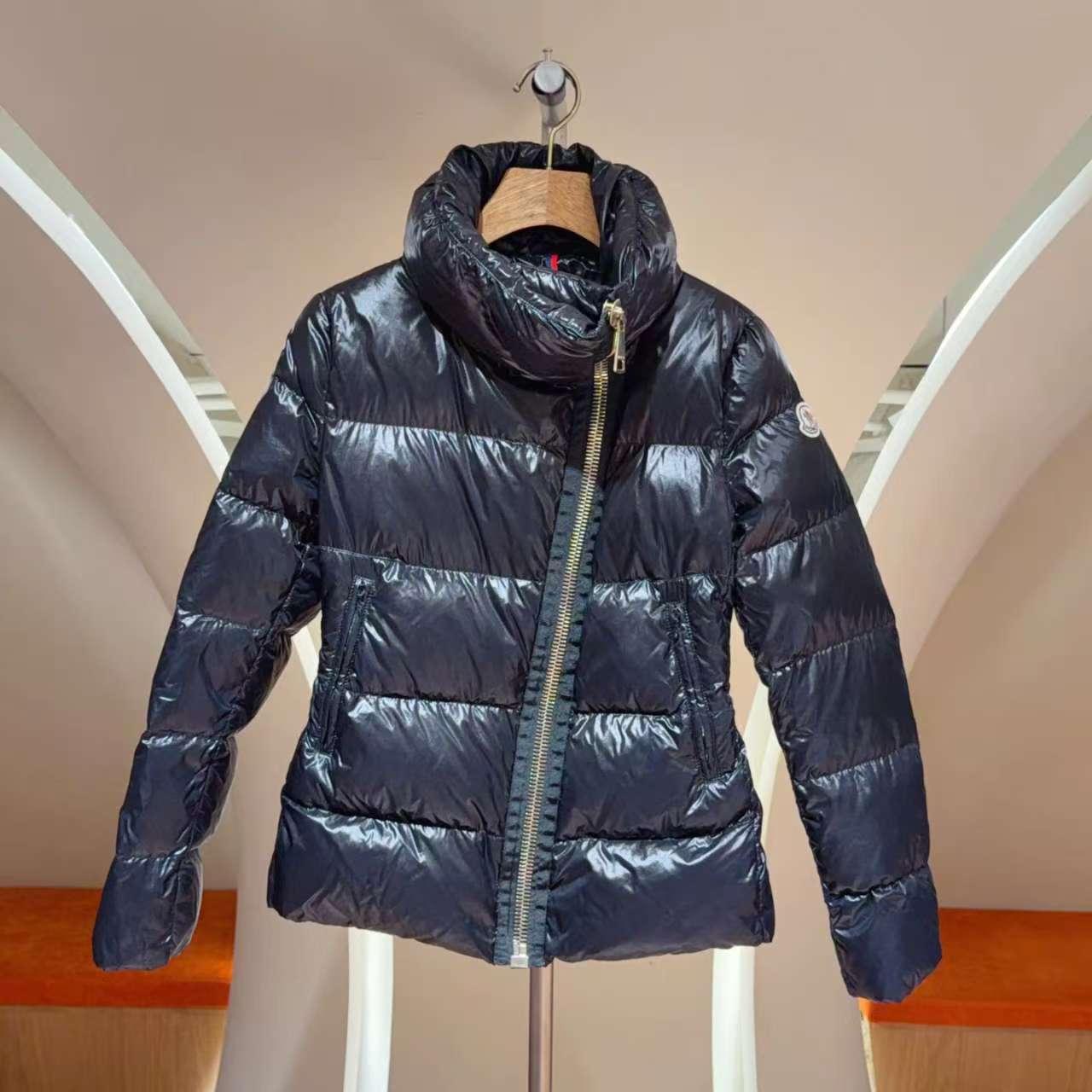 99新 MONCLER 黑色收腰羽绒服短款1码 肩宽38胸围88衣长62袖长55