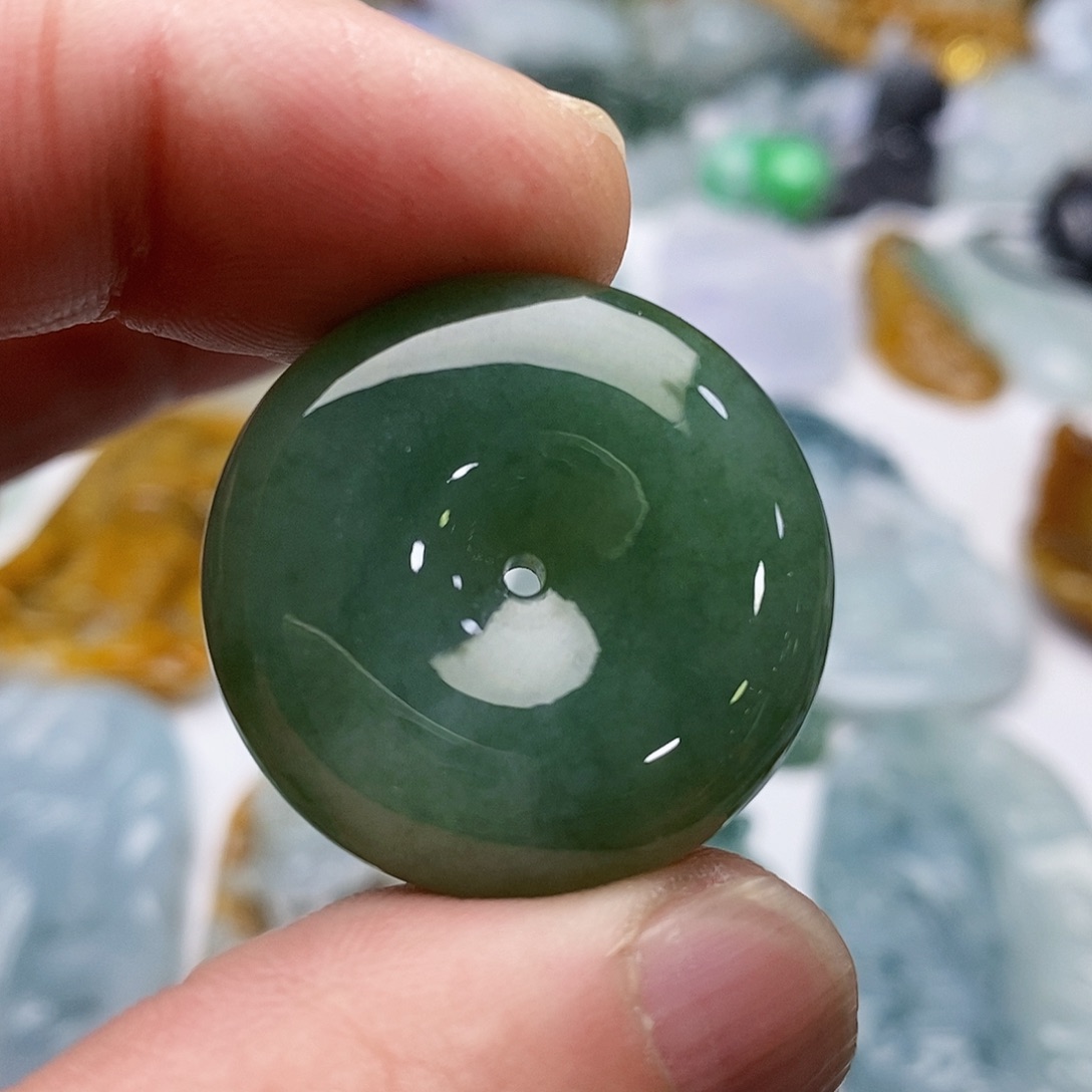 翡翠颈饰未镶嵌平安扣