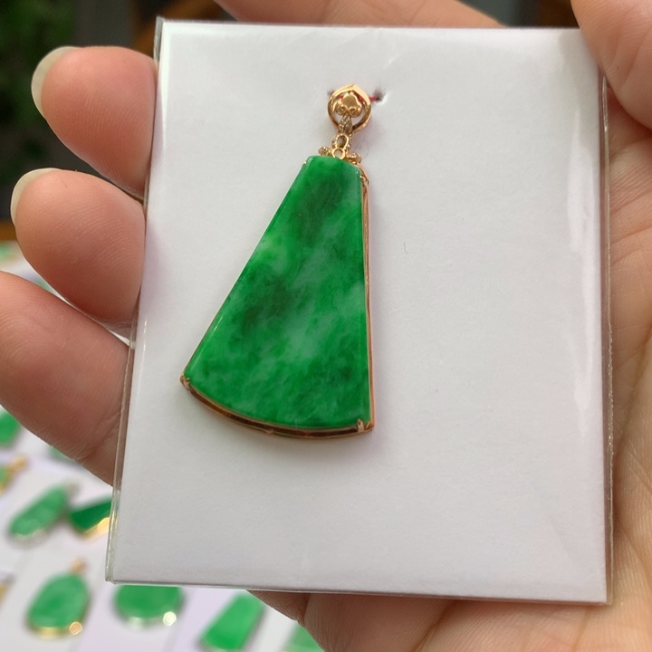 翡翠颈饰18K金镶嵌翡翠吊坠