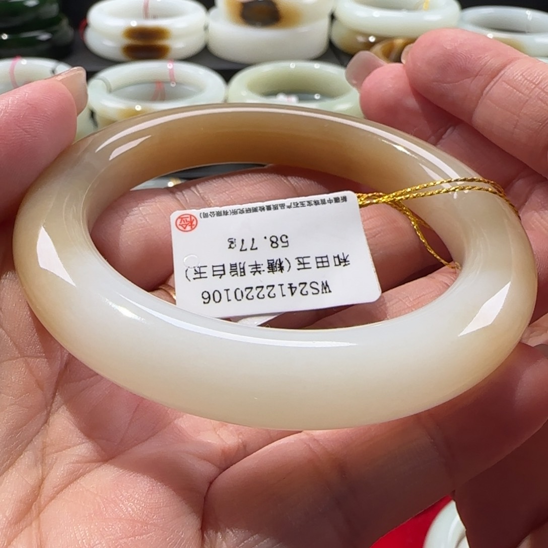 和田玉手镯未镶嵌