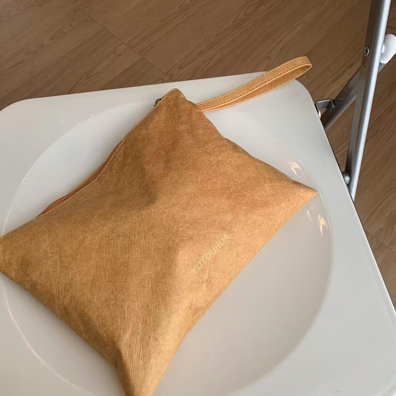 YUTOUHUA. KT手拿化妆包